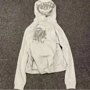 Syna world tracksuit - Syna world tacksuit, skick 9/10 använd endast en gång. väldigt fin och bekväm 