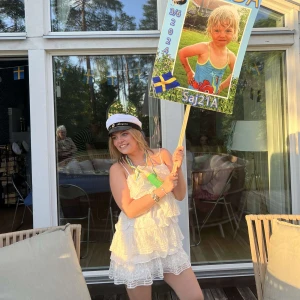 Vit klänning! - Säljer min vilangklänning , använd endast på studenten på utspringet.