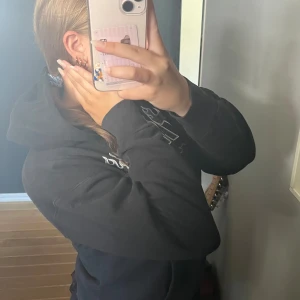 Trasher hoodie - Trasher hoodie köpt från Trashers egna hemsida. Passar både kille å tjej då den sitter som en M. 96% bomull å resten polyester 💗 Inga defekter å den ser ny ut då den inte är använd så mycke. Kan tänka mig att sänka priset vid intresse å snabb affär! 