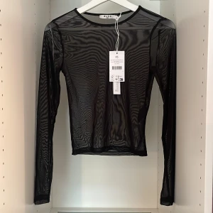 Mesh Topp - Långärmad mesh topp från NA-KD, aldrig använd med lappen kvar. 
