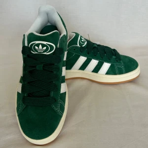 Adidas Campus’00 Dark Green Cloud White  - Helt nya samt allt OG medföljer! Storlek 37 1/3  Vid frågor är det bara att ställa dom , besvarar gärna funderingar och dylikt! Passar storlek 37 och även 38