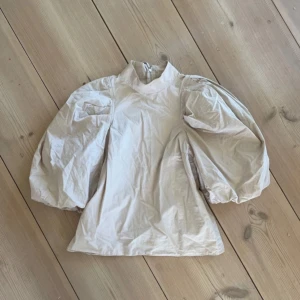 Topp med puffärm - Super fin unik topp 