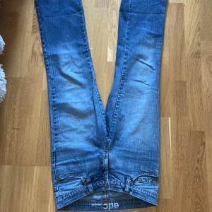 Lågmidjade jeans - Väldigt bra sick inga tecken på användning