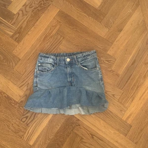 Blå jeanskjol med volang  - Okej skick har gjort själv och är nybörjare så man kan se stygnen