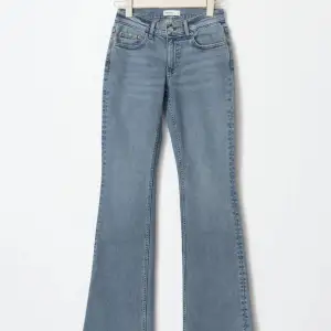 Jätte snygga low, bootcut jeans ifrån Gina Tricot! Original pris 500 kr🩷🩷 Strl 34 men passar även mig som igenkligen har 32!!