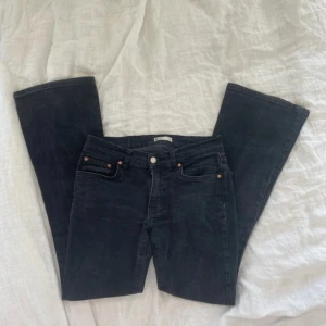 Lågmidjade bootcut jeans - Från Gina Tricot 
