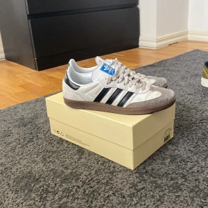 Adidas samba - Stl 42, sick: 7/10. Fårga gärna mer. 