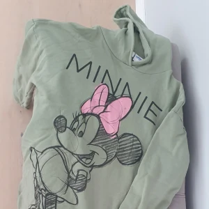 Lång hoodie Minnie Mouse strlk 152 - Lång grön hoodie från Lefties i Spanien. Strlk 152. Använd 1-2 ggr