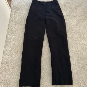 Madlady kostymbyxor - Kostmbyxor från madlady stl 32/short. Jätte bra skick förutom att det är ett hål inuti en av fickorna. Dock inget som syns!! Högmidjade