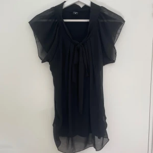 Svart topp - Suuupergullig, fakeknyte fram ❣️ 