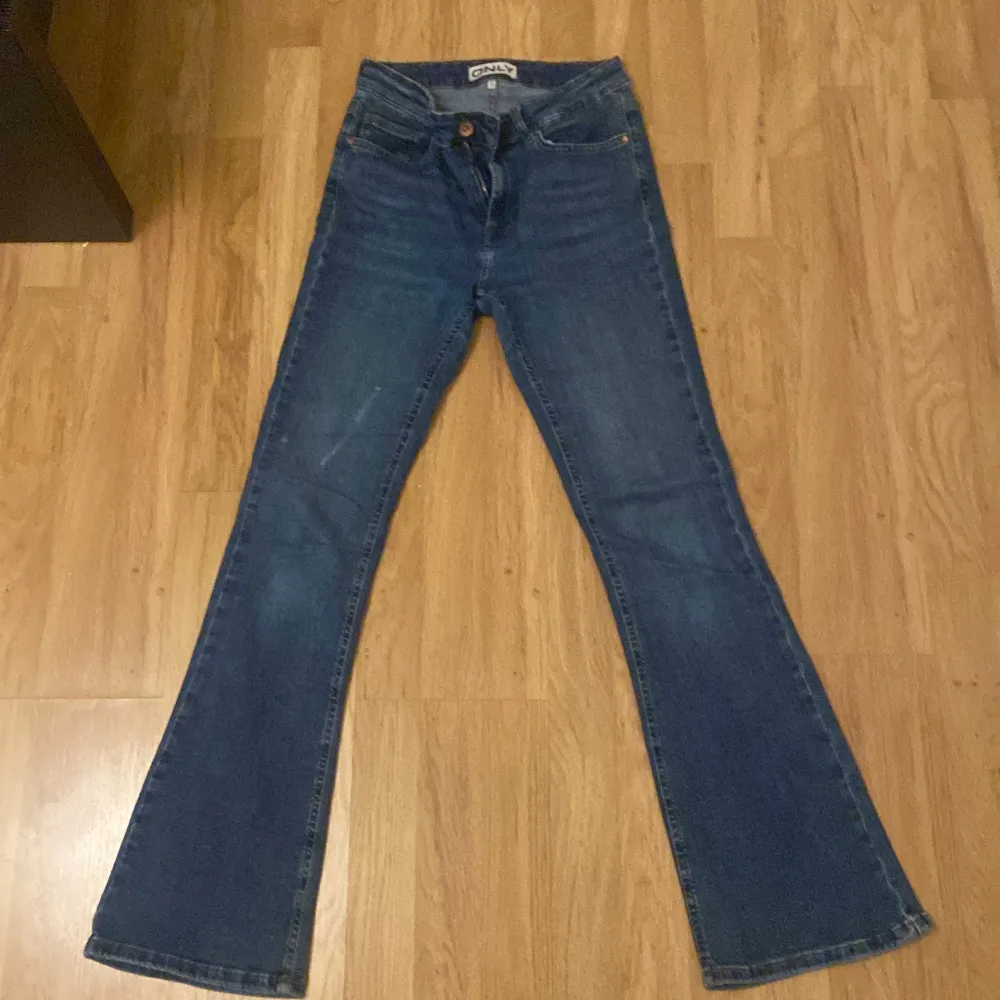 Mörkblå jeans, säljer dom pga för korta för mig. . Jeans & Byxor.