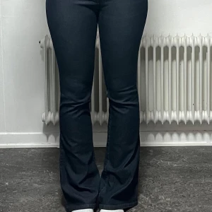 låg midjade jeans  - Säljer dessa jeans för 400kr. Dom är nya och har inga defekter. Det är storlek 27 på dom och köpta utomlands. 
