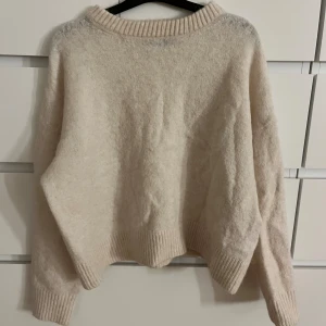Varm stickad tröja  - Beige/vit stickad tröja från bikbok i storlek L, men sitter superfint på mig som har xs💕
