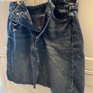 Trendig jeans kjol - Om du saknar något som livar upp dina kläder och passar i varje situation, saknar du en jeanskjol! På dejt, på fest, till skolan eller när du träffar en kompis vad är snyggare än att styla en jeanskjol? Passar till vad som helst och när som helst!