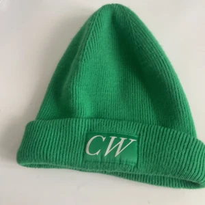 Grön  mössa med ”CW” text på - Grön mössa