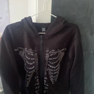 Svart grunge hoodie med skelet glitter design på - Grunge hoodie