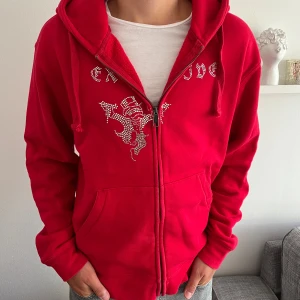 Shirobrand zip hoodie - Köpt av ett företag som ej säljer längre, köptes för 600kr. Tröjan är exklusive och finns inte längre Knappast använd så därför i väldigt bra skick Storlek M men sitter även bra på en som har S (priset går att diskutera vid snabb affär!)
