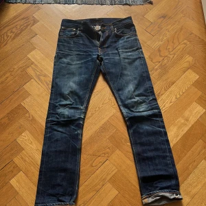 Mörkblå Nudie Jeans. Stkl 29 i midjan och 34 i längd. - Använda 