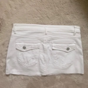Kjol med knapp fickor - Jätte fin kjol med knapp fickor ibak!! Passar xs-s