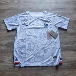 Frankrike Fotbollströja -  En super fin frankrike Fotbollströja använd max 3 gånger, Storlek S ( Kan möjligtvis passa M) Tags medföljer sidan om. Hör av er vid frågor eller funderingar!