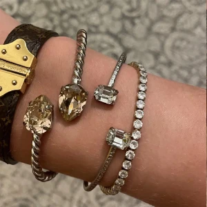 Caroline svedbom armband  - Endast det armbandet näst längst till höger!! har rostat en del på undersidan men inte något man ser så jätte mycket framtill!😊💕1 box ingår 