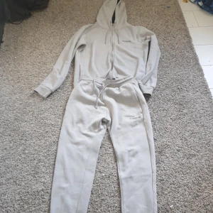 Mckenzie tracksuit - Ny Mckenzie tracksuit  köppet för 700kr säljer för 350!!!! Bra priser. 