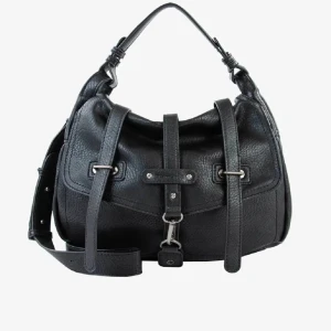 Svart handväska från Tamaris - Jag säljer min as snygga väska från tamaris. Väskan är sparsamt använd och som i nyskick utan defekter. köpt för 719kr och jag säljer för 500kr. Perfekt för både vardag och fest.(Osäker på om jag vill sälja den så säljer bara för bra pris) 🥰🥰