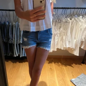 Spets shorts  - Jättefina shorts med spets. Aldrig använda 💗 