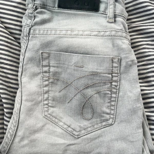 Lågmidjade Jeans  - Stl 34/36 men dem är lite små för mig som har 36 i byxor, slimfit, märke Ouí, detaljerade fickor, gråa, lite stretchigt material, 97cm i långd, fint skick inte mycket använda. Skriv om du undrar något❤️