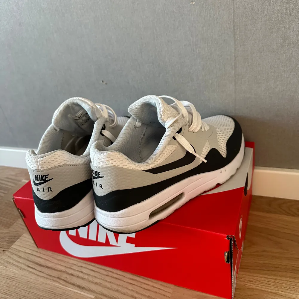 Klassiska Air Max 1 till salu, hål vid insidan, men inget som märks när man bär skorna. Storlek 40. Skor.