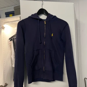 Polo Ralph Lauren Zip Hoodie - väldigt bra kvalite inga skador eller så på den, säljer den för att den tyvärr är för liten för mig. Kan gå ner i pris vid snabb och smidig affär.