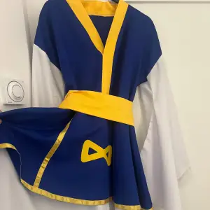 Kurapika cosplay med synligt täcken på användning vid haljslinjen 