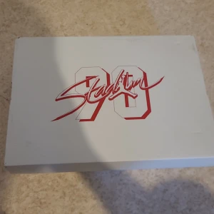 Jordan stadium 90-sneakers-vit-grön - Säljer mina helt nya jordans stadium 90.  Väldigt fräscha och skorna är i 10/10 skick . Perfekt till sommaren och även skolstart! Priset kan diskuteras vid snabbaffär.