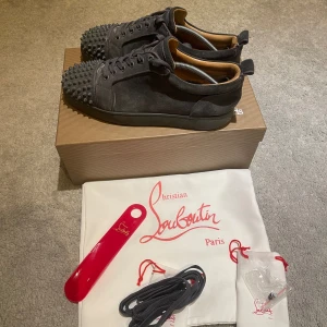 Christian Louboutin - Gråa Loubs i strl 41 men passar 40. Lite lägre pris då jag inte kan garantera äkthet. OG’s som box, dustbag, skohorn extra snören och nitar ingår självklart. Tveka inte att höra av er angående övriga frågor och funderingar mvh 💫