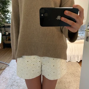Hålmönstrade shorts - Supersnygga hålmönstrade shorts från Vila! Knappt använda.