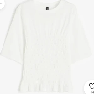Vit tröja - Lånade bilder! Säljer denna trendiga vita tröja från hm. Storlek xs