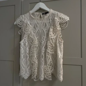 Blus från zara - Så fin och detaljerad blus från zara!! Säljs inte längre 🫶🏼💕