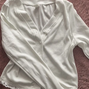 Jätte fin vit kofta💘 - En vit kofta från shein som aldrig har kommit till användning, används inte då den inte var min stil. Storleken står att den är 12-13 men jag antar att det är storlek xs💞