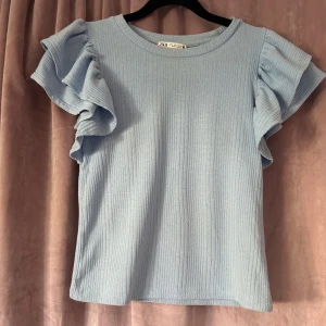 Volangtopp från Zara - En ljusblå volang topp ifrån Zara. Tröjan är i bra skick utan några defekter. Pris kan diskuteras 🥰