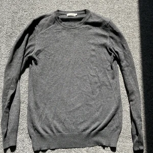 Kashmir crewneck  - En riktigt snygg Kashmir crewneck från j.lindberg 30% Kashmir 70% merinoull 9/10 skick bara lite nopprig köpte denna på j.lindberg för 1300 säljer denna nu för 349 går inte ner i pris Tröjan passar de som är 166-175