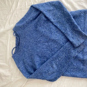 Stickad blå tröja  - Jag säljer denna trendiga blåa stickade tröjan från vero Moda.  Tröjan är väldigt fin skick. Jag säljer tröjan för 110kr kostnaden från början var 300kr. Kan skicka fler bilder om det behövs ❤️