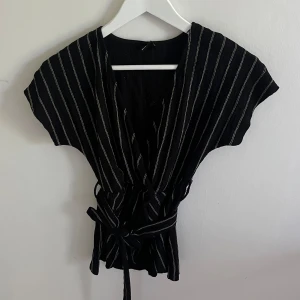 Topp - Svart/ guldig topp från ginatricot 