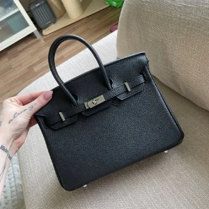 Svart väska  - Köpt här på plick, kom med prisförslag och fler frågor! Ej äkta ! lånade bilder från förra ägaren 💗☺️inspirerad av birkin bag, men det är inte den!🖤