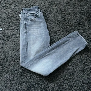 Slim fit Jeans  - Säljer mina grå Jack & Jons slim glenn jeans då jag inte använder dom så mycket mer. Storlek 28  30  Sick är 8,5/10. Ny pris 899 mitt pris 350