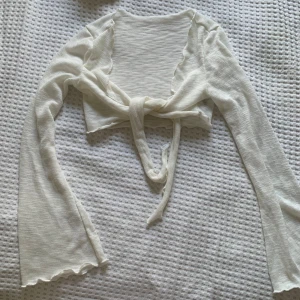 Kofta - Supersöt kort sommarkofta! Perfekt över bikini eller sommarklänning. Xs men passar xxs-s