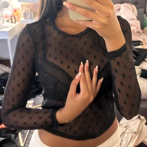 genomskinlig fest tröja - säljer denna söta genomskinliga tröja med små svarta prickar. jätte fin till middagen. aldrig använt, finns ej någon lapp men passar mig som är S/Xs