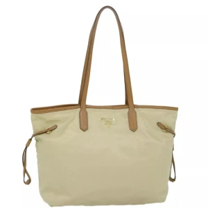 Prada väska - Denna ursnygga Prada-väska är elegant och tidlös som kommer att lägga till en touch av lyxig stil till vilken outfit som helst! Fin storlek för både jobb, skola och resor. Denna är i mycket bra skick.