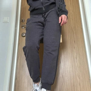 Adidas mjukisset grå - Adidas original set som säljs tillsammans för ett bättre pris än separat. Säljer p.g.a. byxorna blev aningen för korta på mig efter tvätten. (Har propertioneligt längre ben än överkropp, är 170 cm lång).