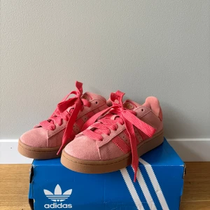 Adidas Campus 00s - Säljer ett par superfina och populära Adidas Campus 00s! De är oanvända med lappar kvar och därav i toppen skick. Missade att skicka tillbaka de innan det var försent. Nypris är 1279, hör av er vid intresse!