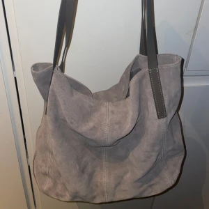 Rymlig grå väska - Rymlig grå läder väska från Anna field 💕 köpt från zalando (nypris: 539!). Mått står i sista bilden. Använd fåtal gånger och har inga defekter 🩷använd gärna köp nu. Köparen står för frakt
